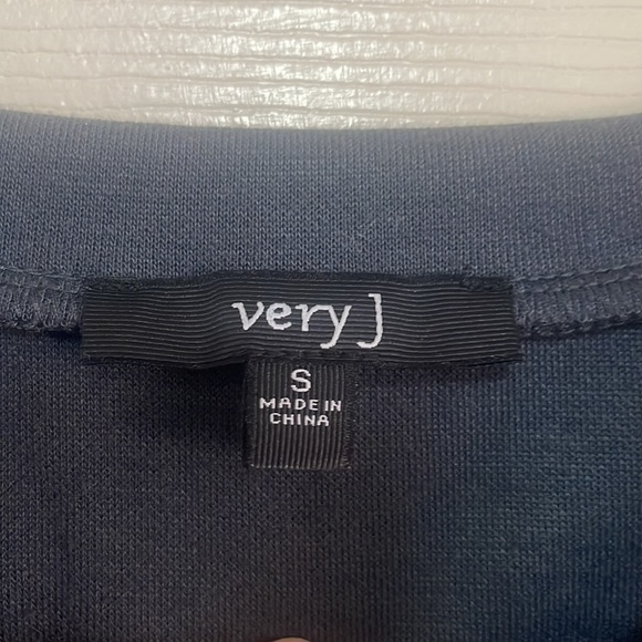 Very J size small top. Back is so cute.Used but really good condition. Dark gray - Picture 3 of 7